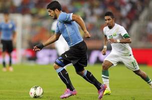 Suarez back in business, Japan edge Jamaica